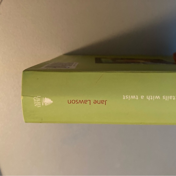 Shaken 250 Classic Cocktails Book with a Twist - Picture 4 of 16